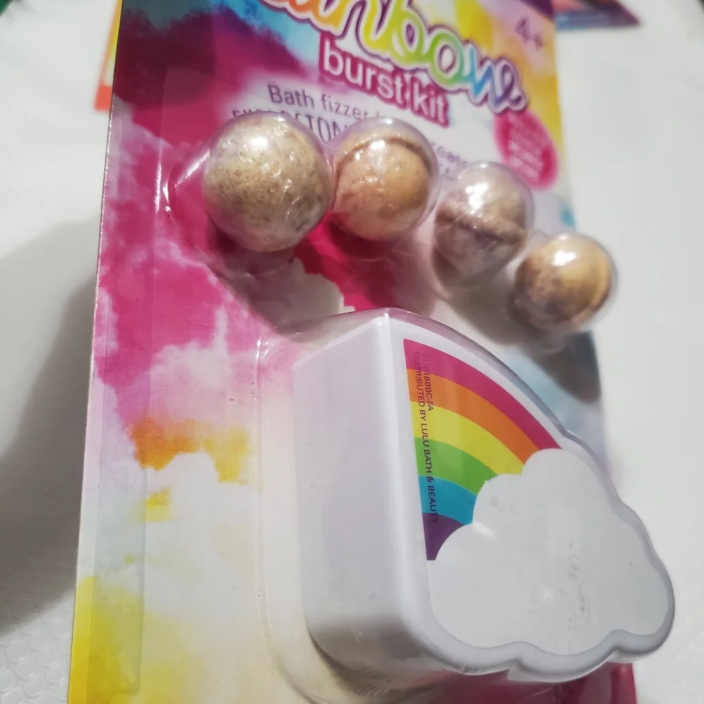 3pack vanilla bath bomb and Rainbow burst 5piece bath set FREE with $40 purchase